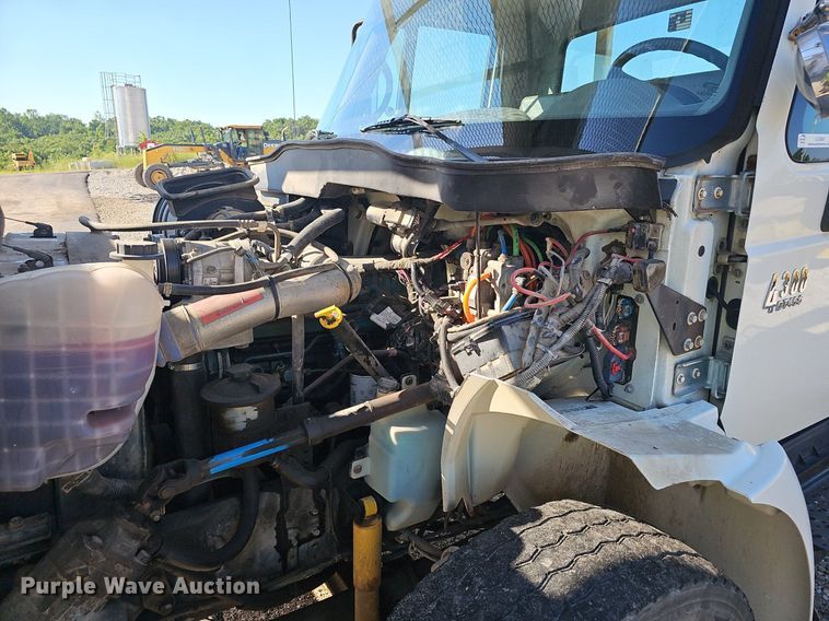 image for item EJ5665 2004 International  4300 bucket truck