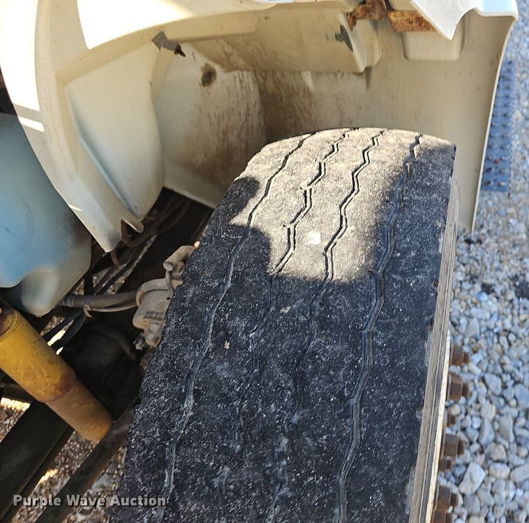 image for item EJ5665 2004 International  4300 bucket truck