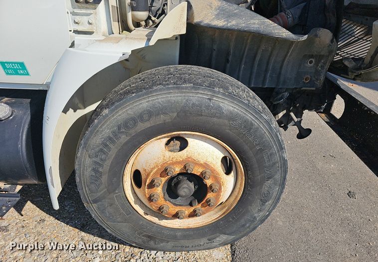 image for item EJ5665 2004 International  4300 bucket truck