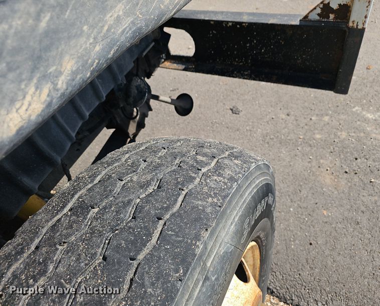 image for item EJ5665 2004 International  4300 bucket truck