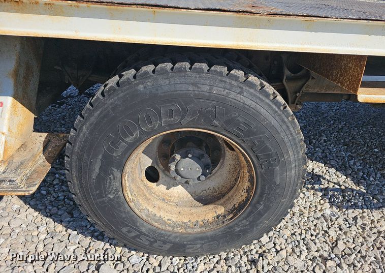 image for item EJ5665 2004 International  4300 bucket truck