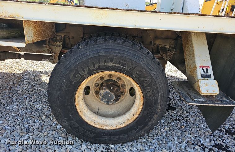 image for item EJ5665 2004 International  4300 bucket truck