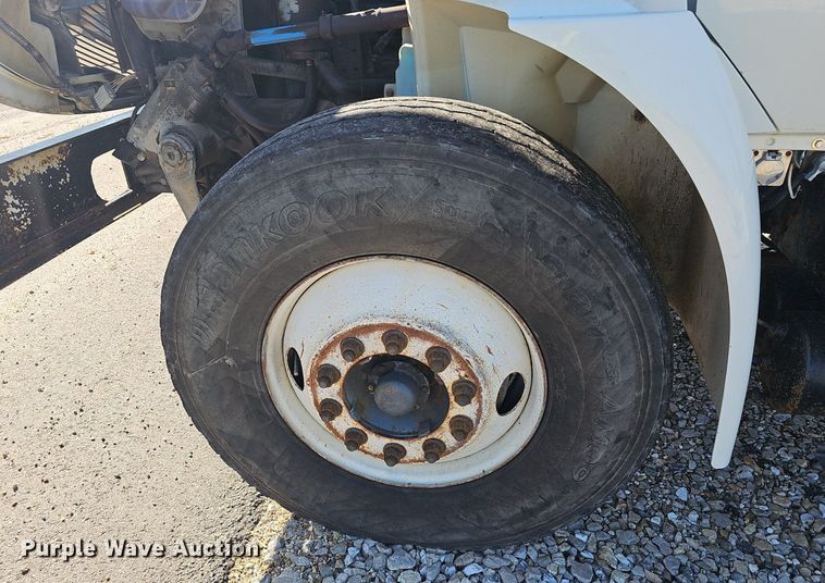 image for item EJ5665 2004 International  4300 bucket truck