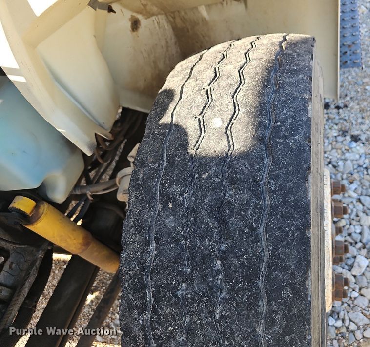 image for item EJ5665 2004 International  4300 bucket truck