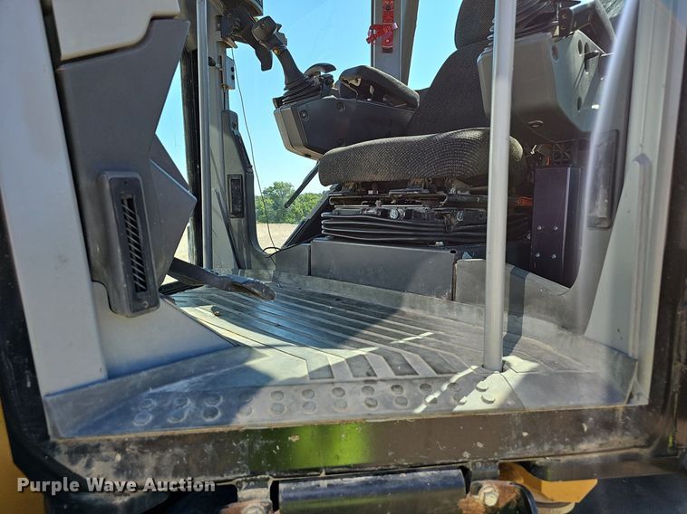 image for item EJ5667 2011 Caterpillar  140M2 motor grader