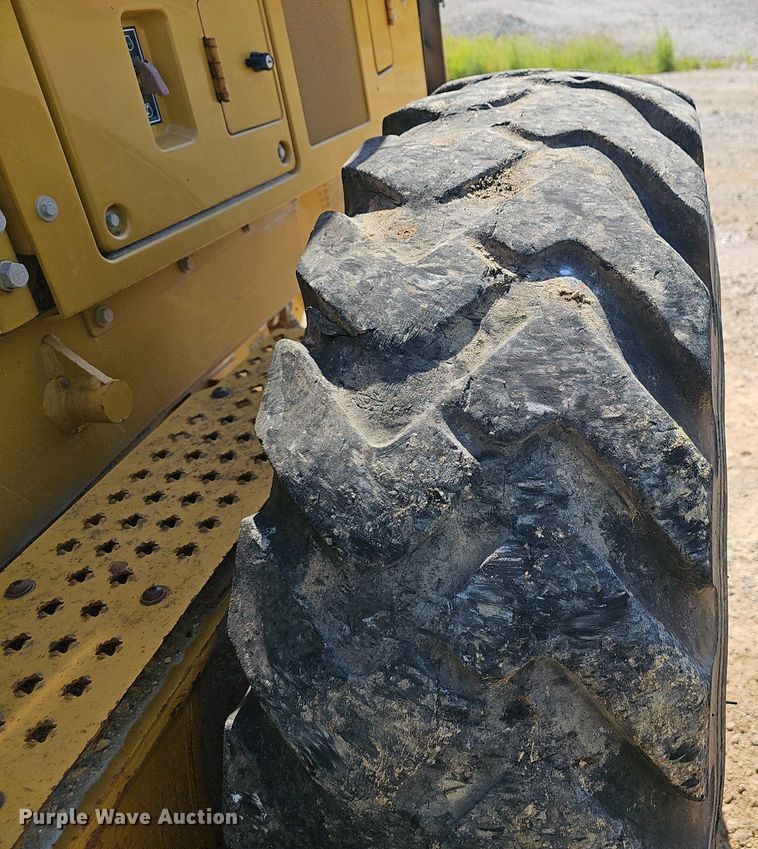 image for item EJ5667 2011 Caterpillar  140M2 motor grader