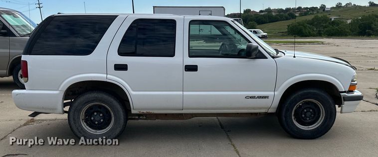 image for item EJ6843 1999 Chevrolet  Blazer  SUV