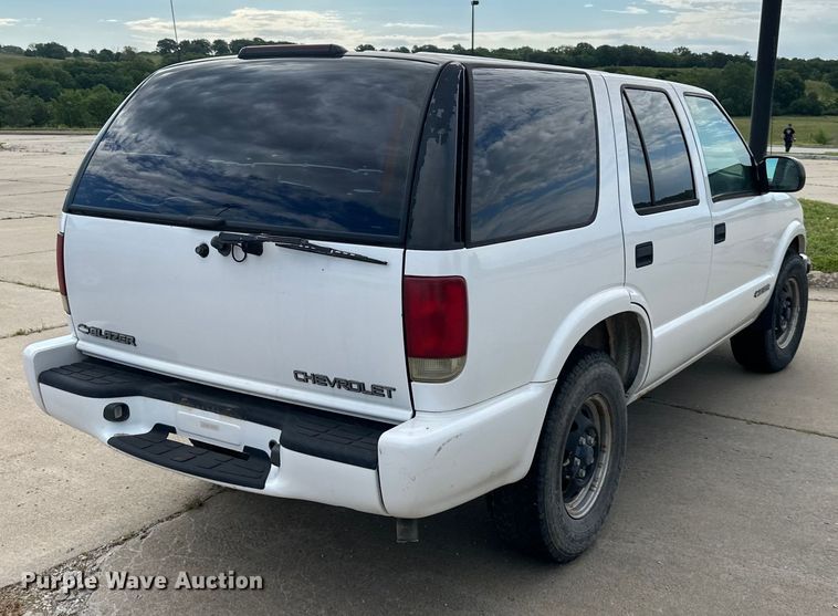image for item EJ6843 1999 Chevrolet  Blazer  SUV