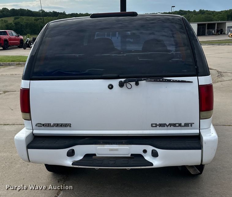 image for item EJ6843 1999 Chevrolet  Blazer  SUV