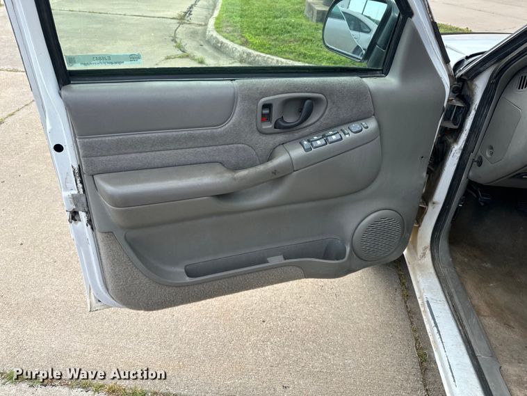 image for item EJ6843 1999 Chevrolet  Blazer  SUV