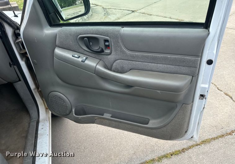 image for item EJ6843 1999 Chevrolet  Blazer  SUV