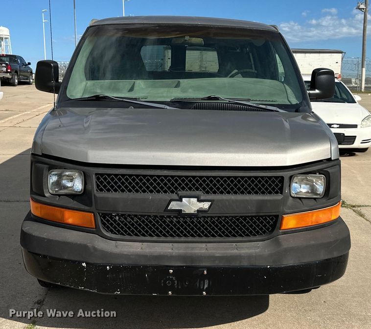 image for item EJ6845 2003 Chevrolet  Express 1500 van