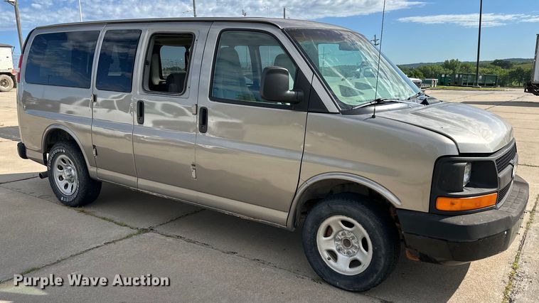 image for item EJ6845 2003 Chevrolet  Express 1500 van