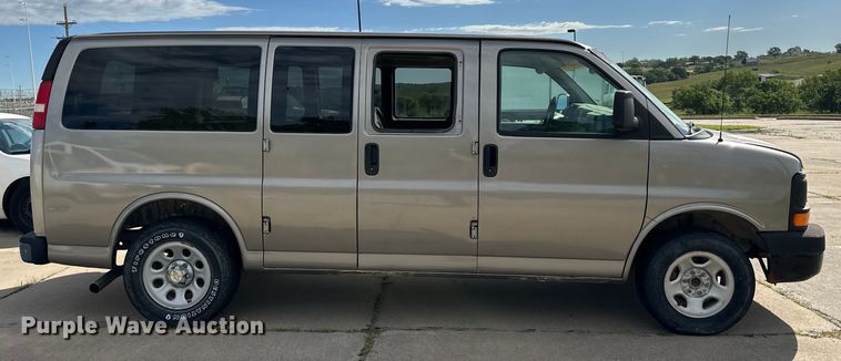 image for item EJ6845 2003 Chevrolet  Express 1500 van