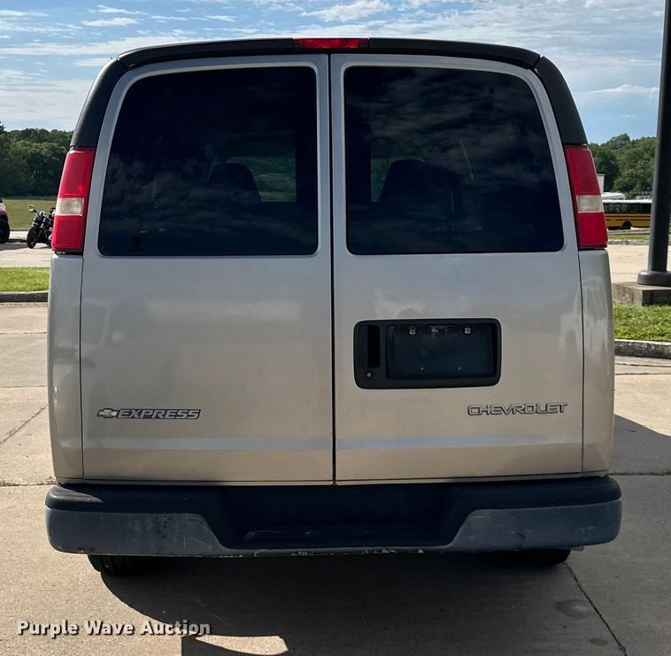 image for item EJ6845 2003 Chevrolet  Express 1500 van
