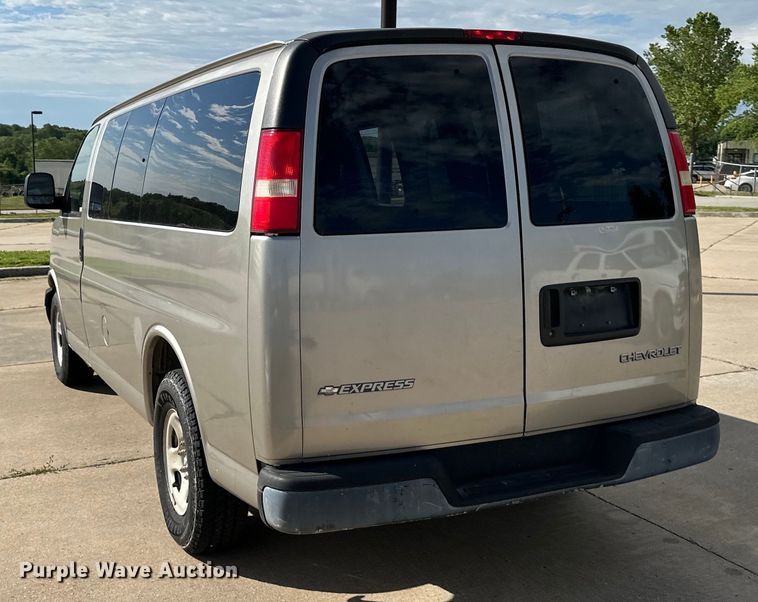 image for item EJ6845 2003 Chevrolet  Express 1500 van
