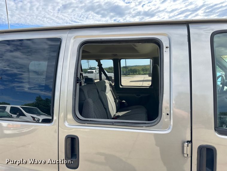 image for item EJ6845 2003 Chevrolet  Express 1500 van