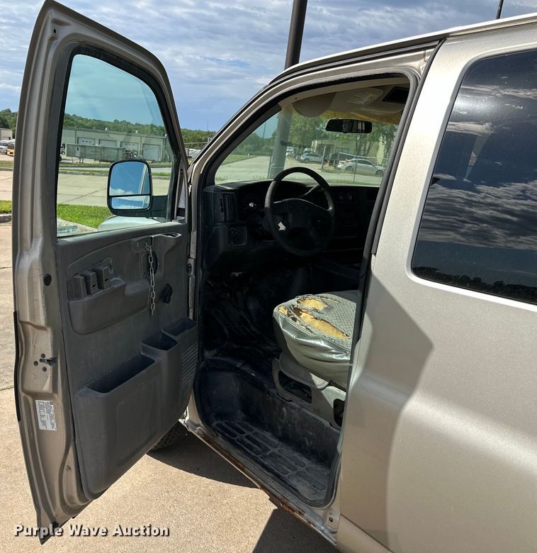 image for item EJ6845 2003 Chevrolet  Express 1500 van