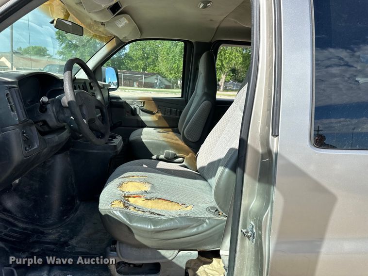 image for item EJ6845 2003 Chevrolet  Express 1500 van