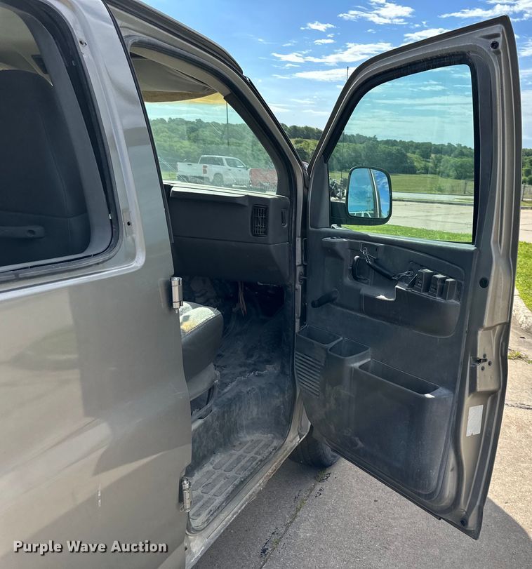 image for item EJ6845 2003 Chevrolet  Express 1500 van