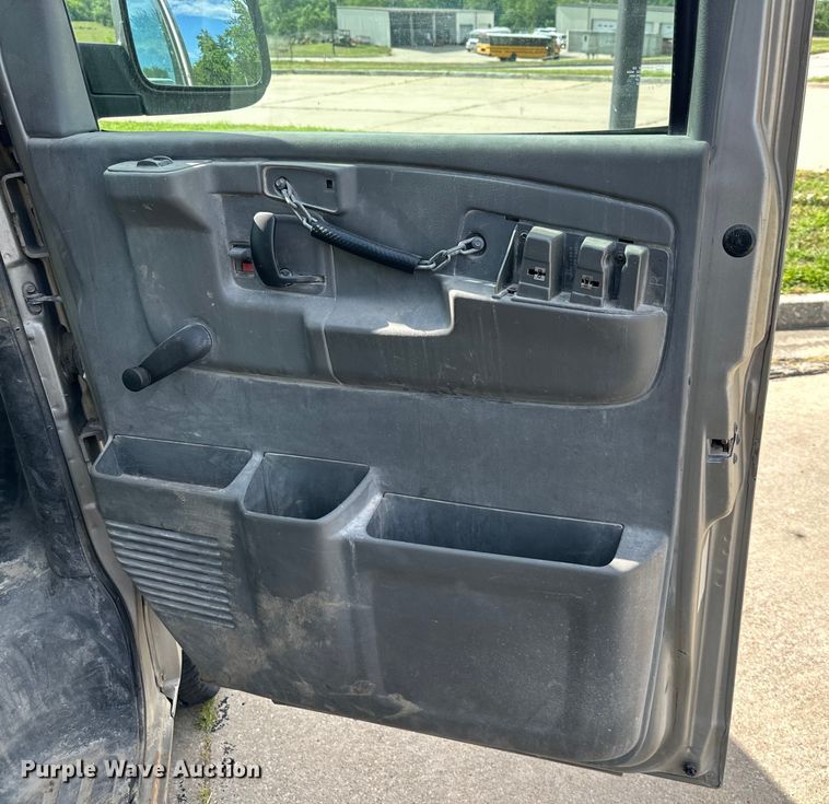 image for item EJ6845 2003 Chevrolet  Express 1500 van