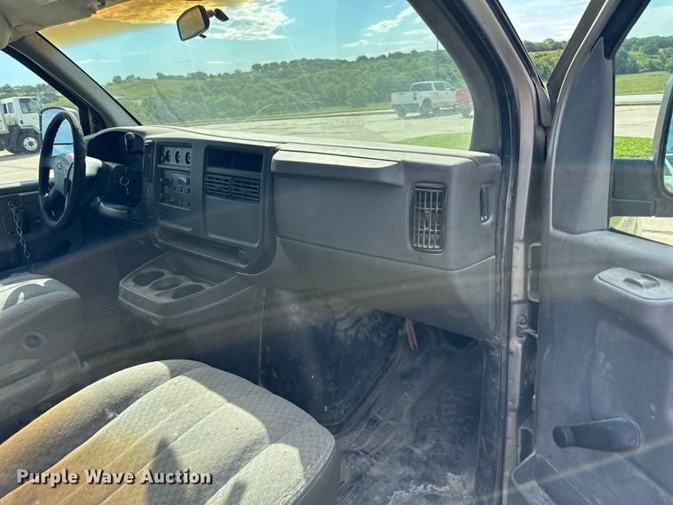 image for item EJ6845 2003 Chevrolet  Express 1500 van