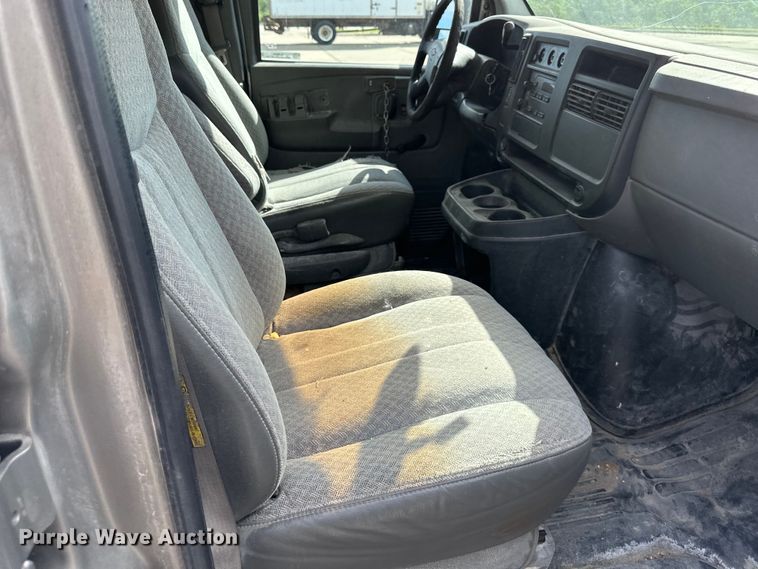 image for item EJ6845 2003 Chevrolet  Express 1500 van