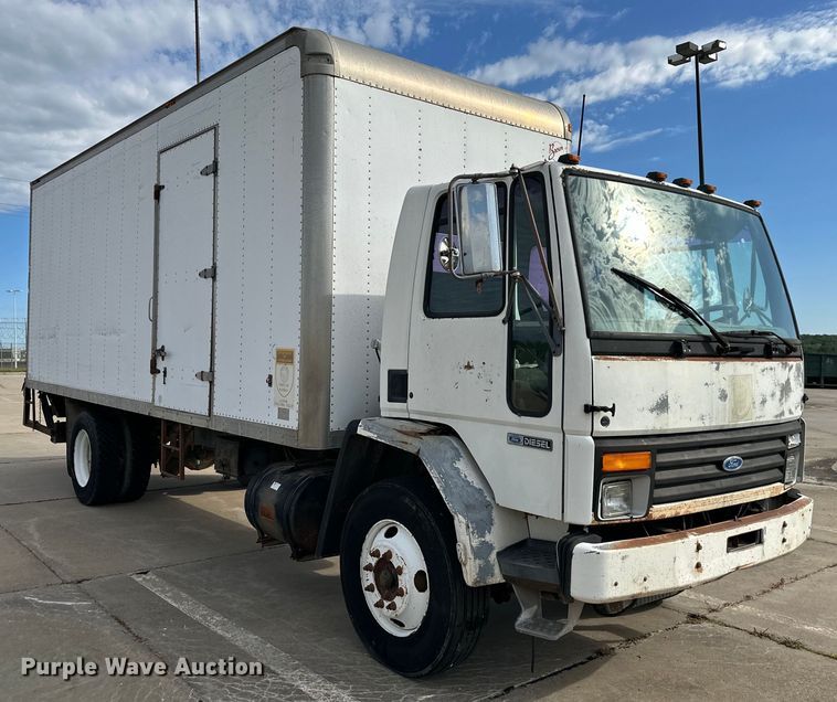 image for item EJ6850 1994 Ford CF7000 box truck