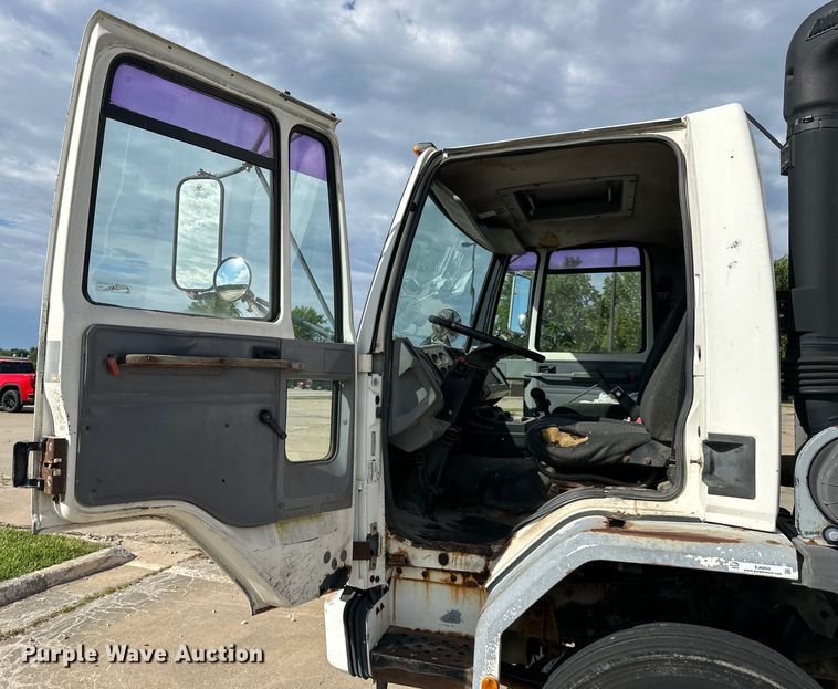 image for item EJ6850 1994 Ford CF7000 box truck