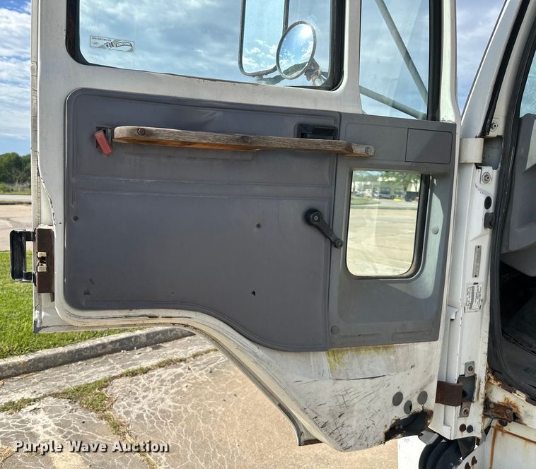 image for item EJ6850 1994 Ford CF7000 box truck