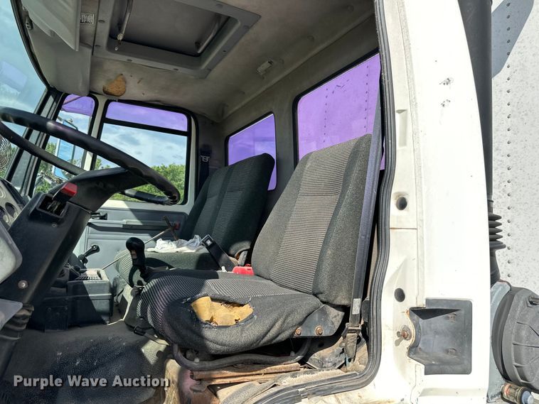 image for item EJ6850 1994 Ford CF7000 box truck