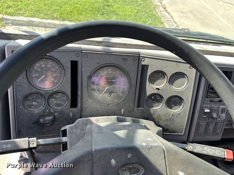 image for item EJ6850 1994 Ford CF7000 box truck