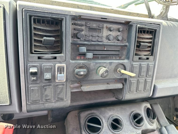 image for item EJ6850 1994 Ford CF7000 box truck