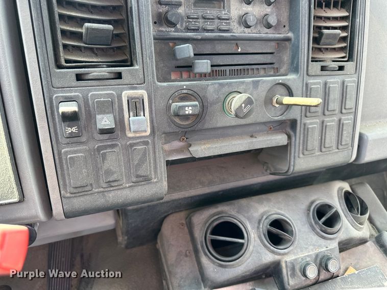 image for item EJ6850 1994 Ford CF7000 box truck