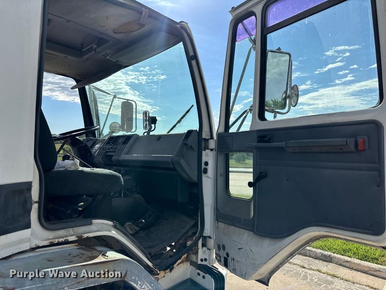 image for item EJ6850 1994 Ford CF7000 box truck