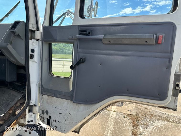 image for item EJ6850 1994 Ford CF7000 box truck