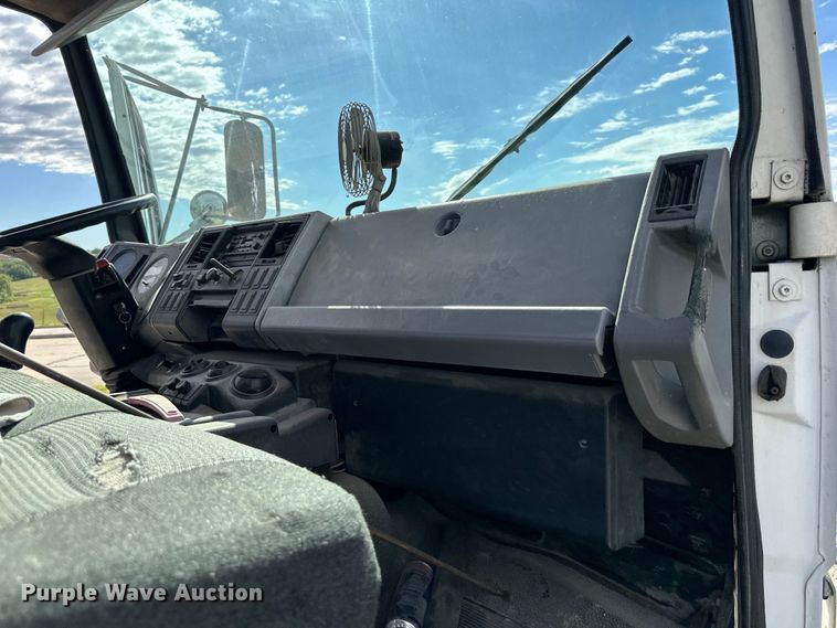 image for item EJ6850 1994 Ford CF7000 box truck