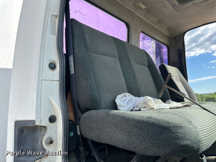 image for item EJ6850 1994 Ford CF7000 box truck