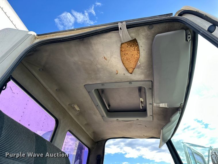 image for item EJ6850 1994 Ford CF7000 box truck