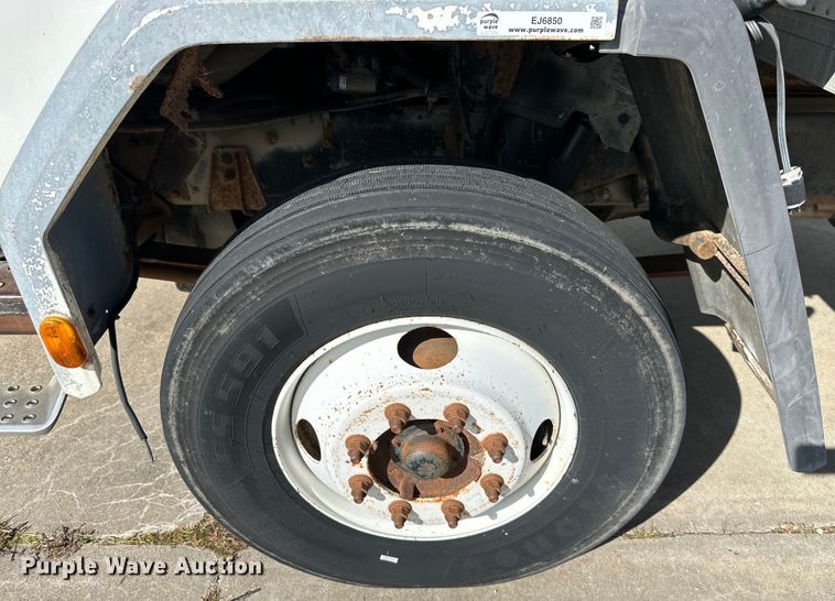 image for item EJ6850 1994 Ford CF7000 box truck