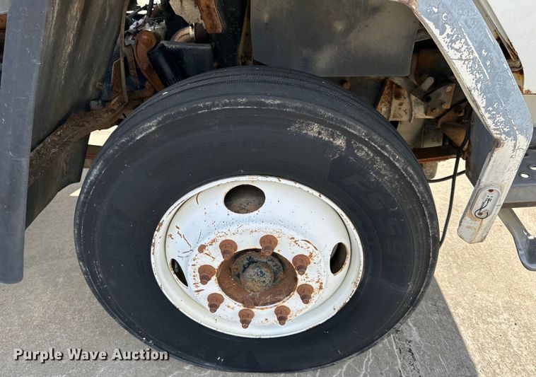 image for item EJ6850 1994 Ford CF7000 box truck