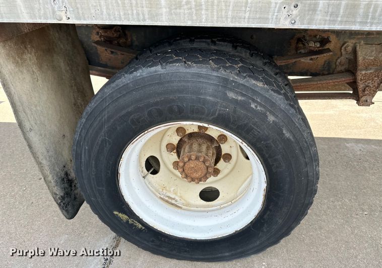 image for item EJ6850 1994 Ford CF7000 box truck