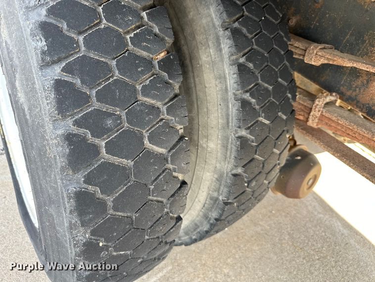 image for item EJ6850 1994 Ford CF7000 box truck