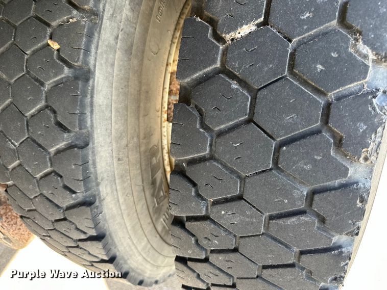 image for item EJ6850 1994 Ford CF7000 box truck