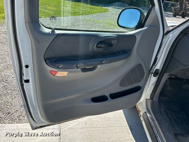 image for item EJ6864 2001 Ford F150 pickup truck