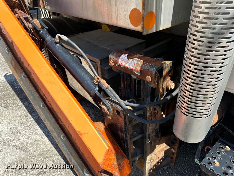 image for item EJ6868 2015 International  7300 dump truck