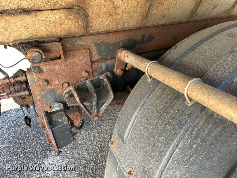 image for item EJ6868 2015 International  7300 dump truck