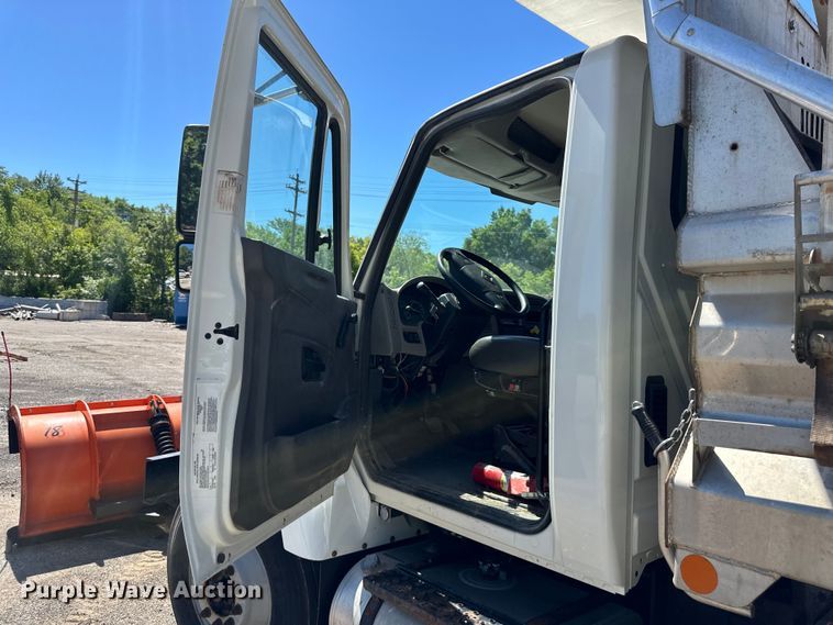 image for item EJ6868 2015 International  7300 dump truck