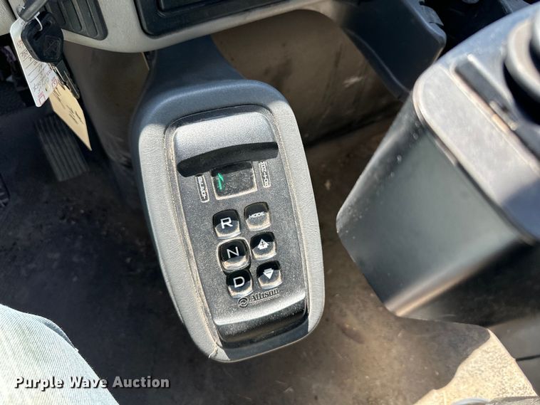 image for item EJ6868 2015 International  7300 dump truck