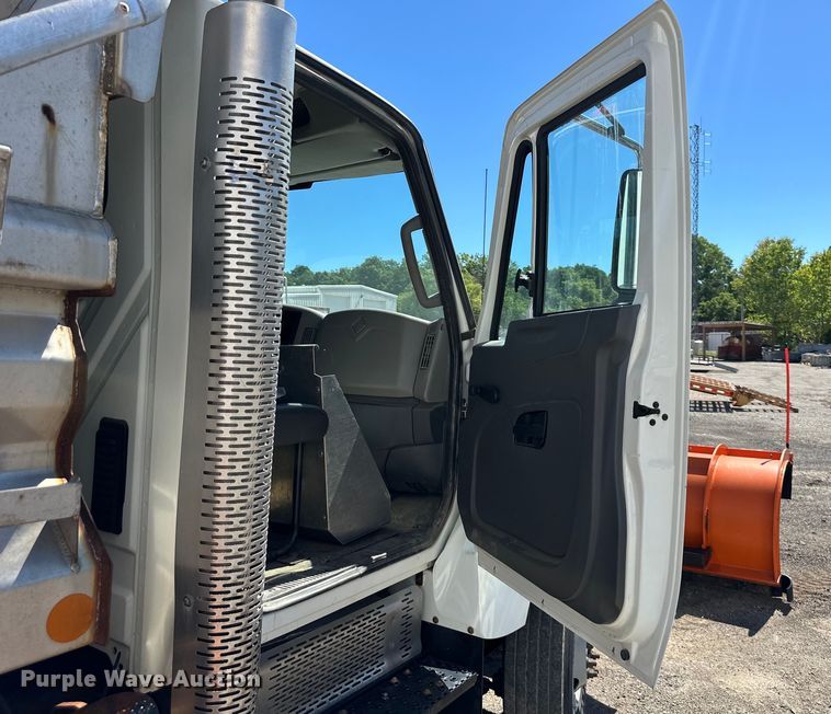 image for item EJ6868 2015 International  7300 dump truck